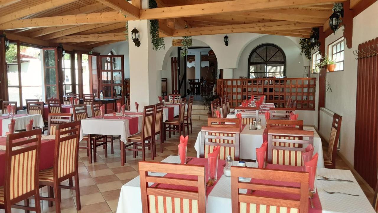 潘诺恩哈尔姆 Pannon Panzio Restaurant酒店 外观 照片