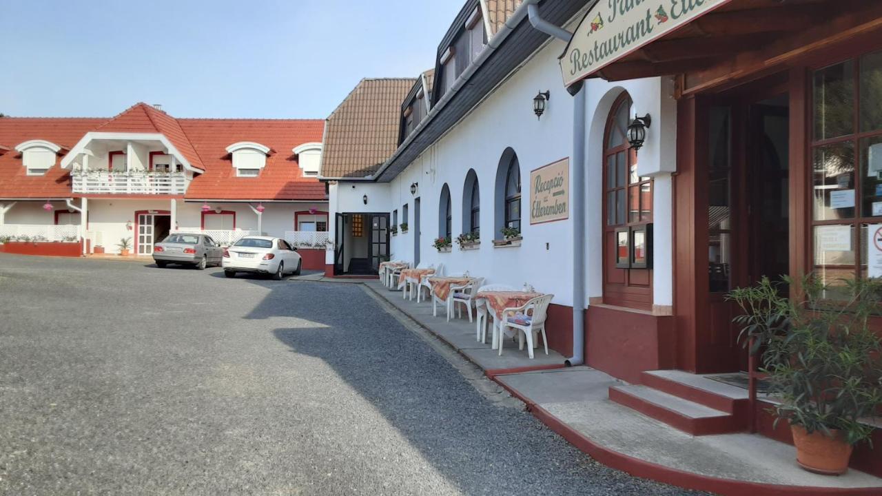潘诺恩哈尔姆 Pannon Panzio Restaurant酒店 外观 照片