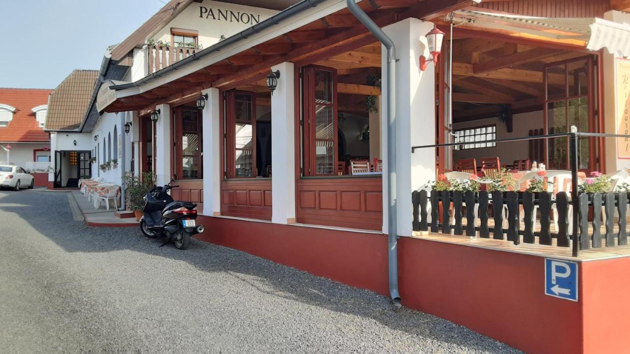 潘诺恩哈尔姆 Pannon Panzio Restaurant酒店 外观 照片